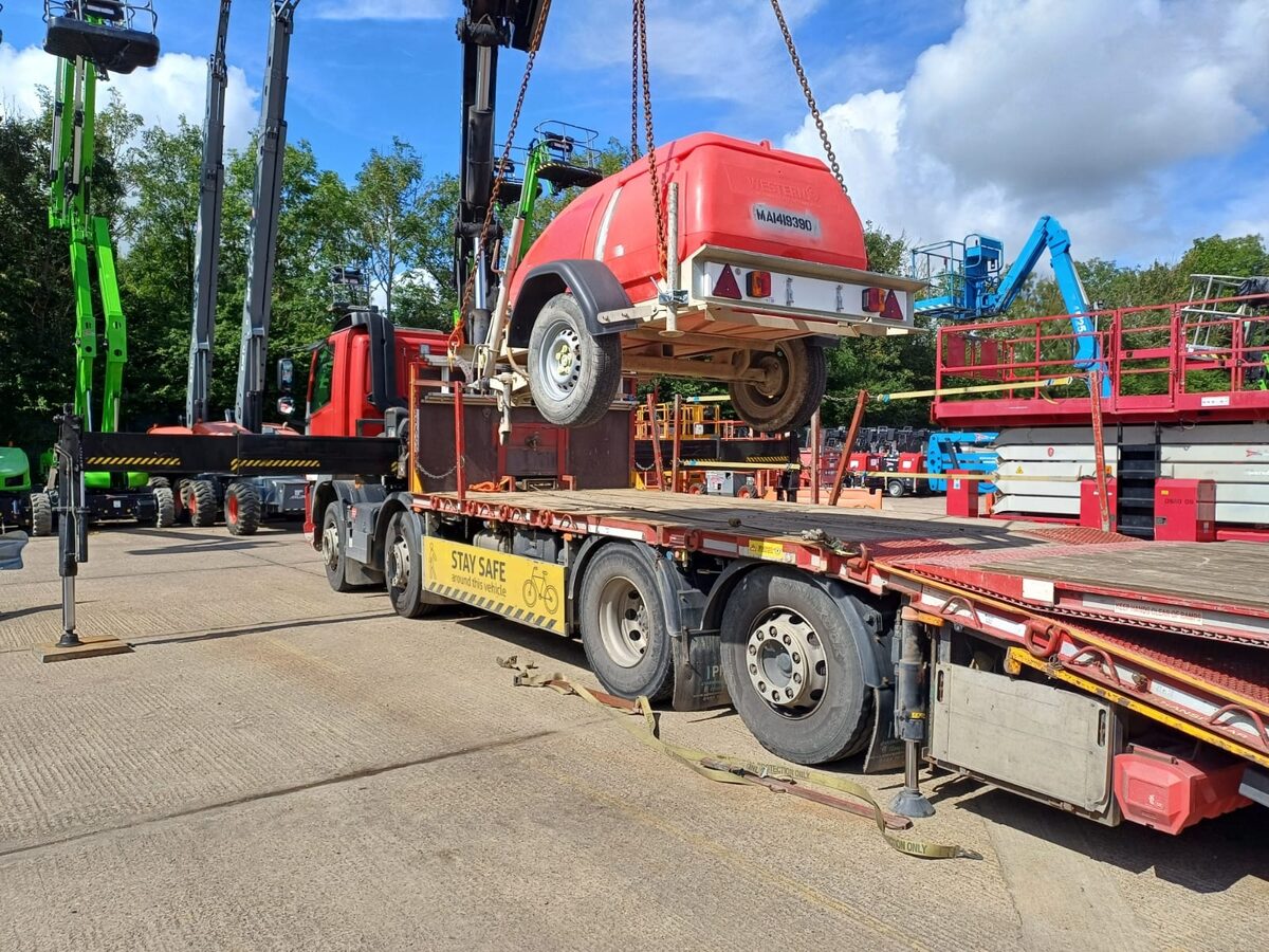ALLMI lorry loader training during a vehicle lifting exercise