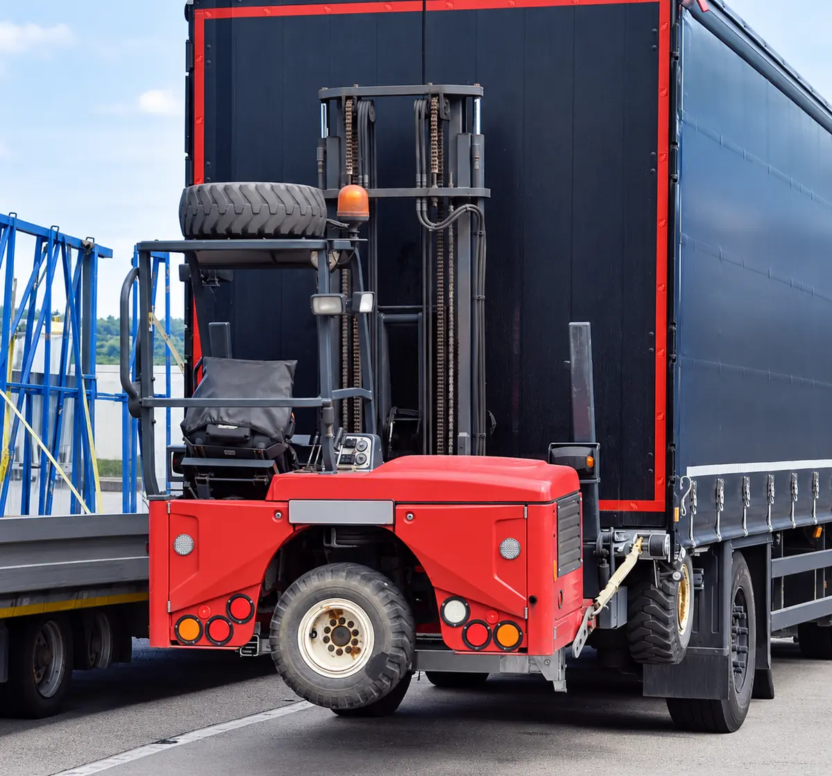 Vehicle-mounted lift truck used for T1 operator training